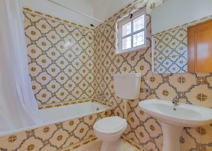 Small 4pax -shared Pool @ Homesbyfc